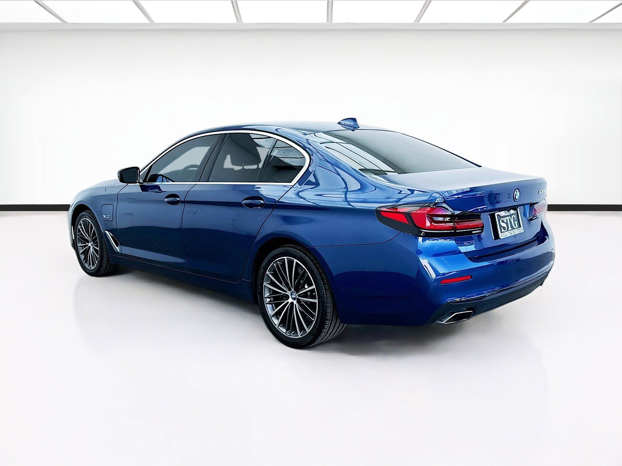 Used 2023 BMW 530e w/ Convenience Package image 6