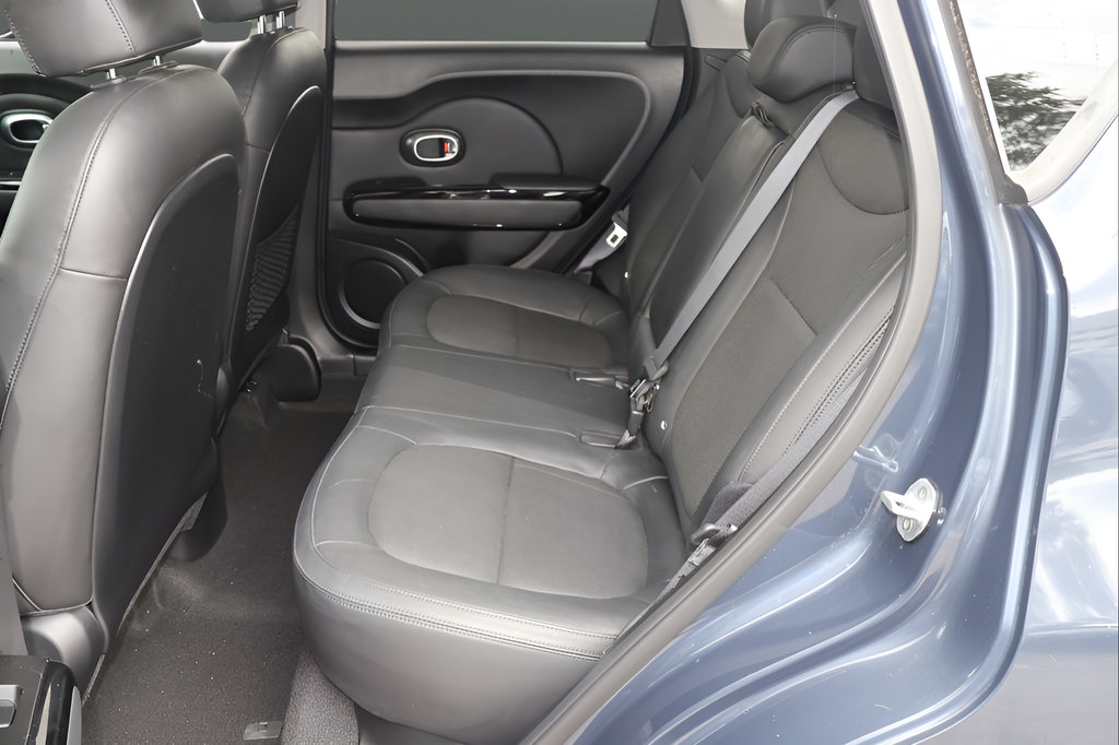 Used 2016 Kia Soul ! FWD image 12