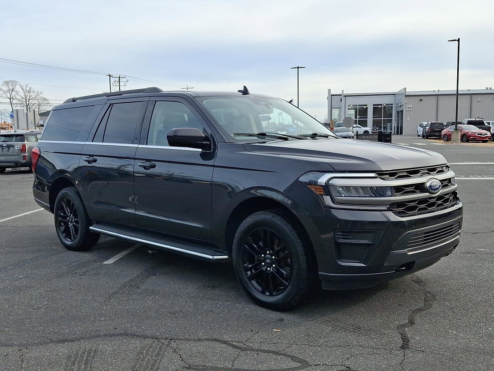 Used 2023 Ford Expedition Max XLT image 3