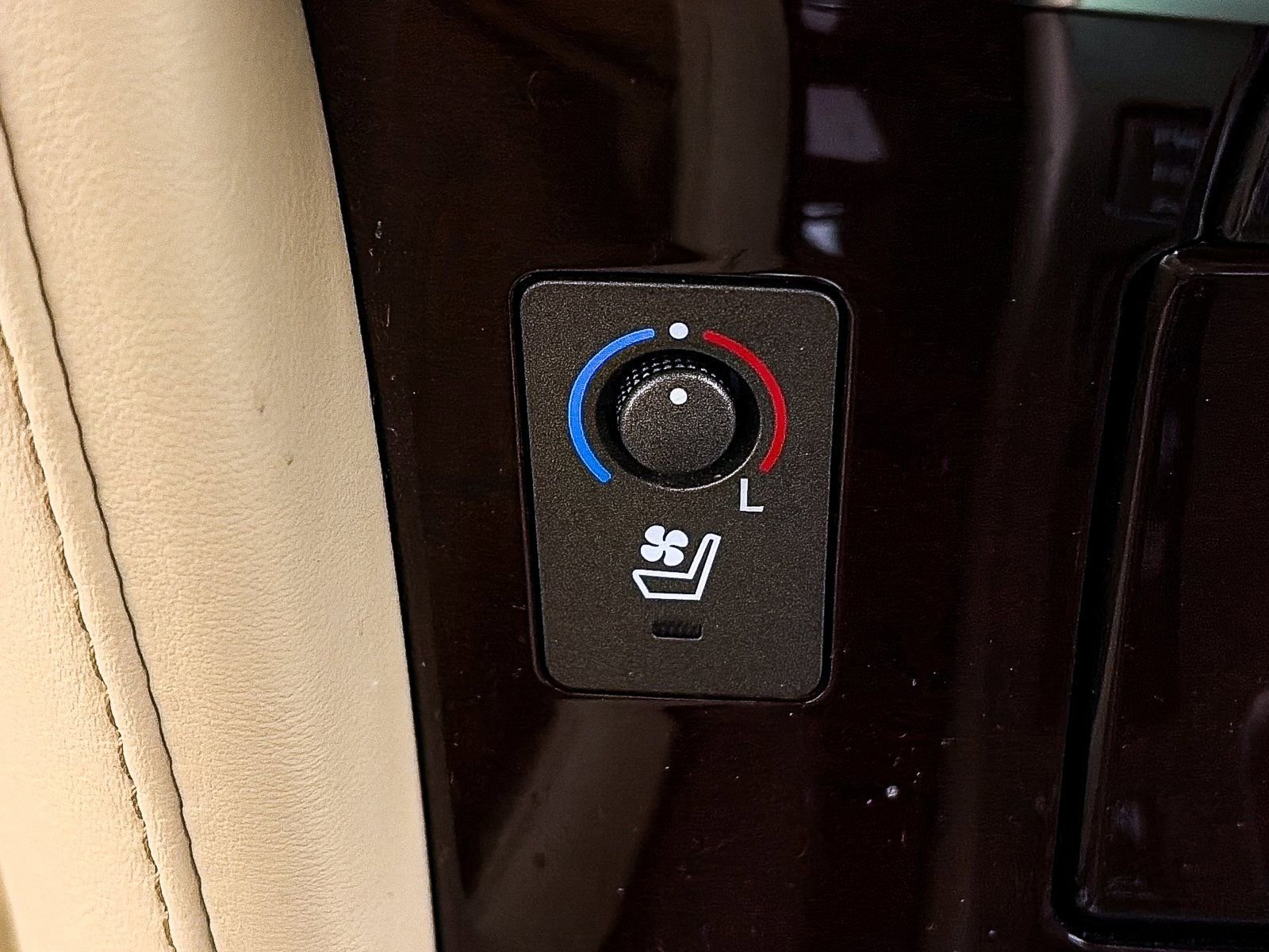 Used 2013 Lexus LX 570 4WD w/ Luxury Pkg w/Pre-crash image 24