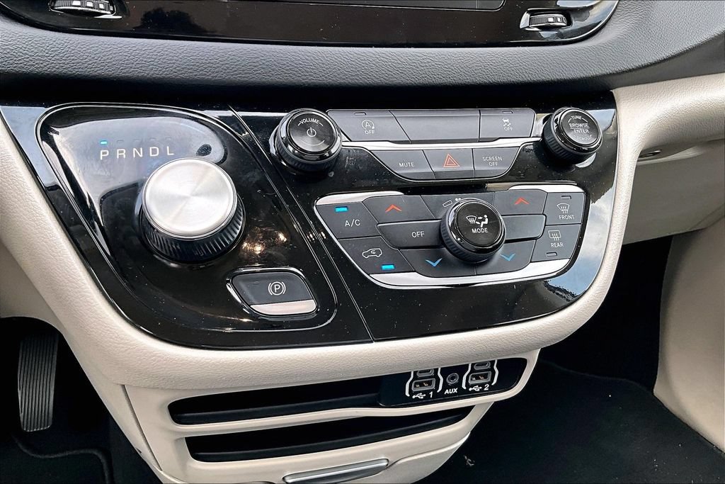 Used 2023 Chrysler Voyager LX FWD image 31