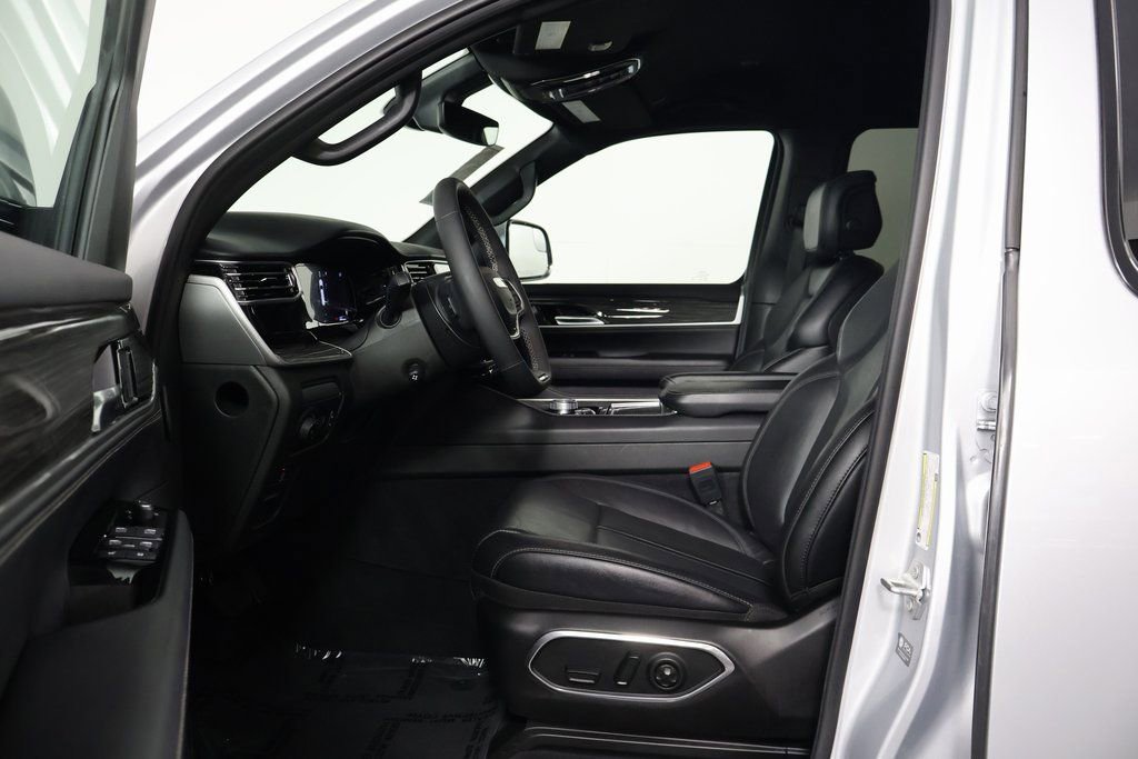 Used 2022 Jeep Wagoneer Series III w/ Flexible Seating Group image 10