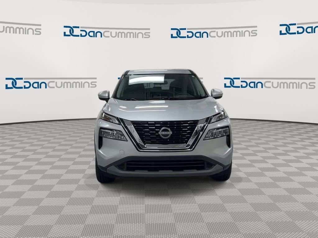 Used 2023 Nissan Rogue SV image 3