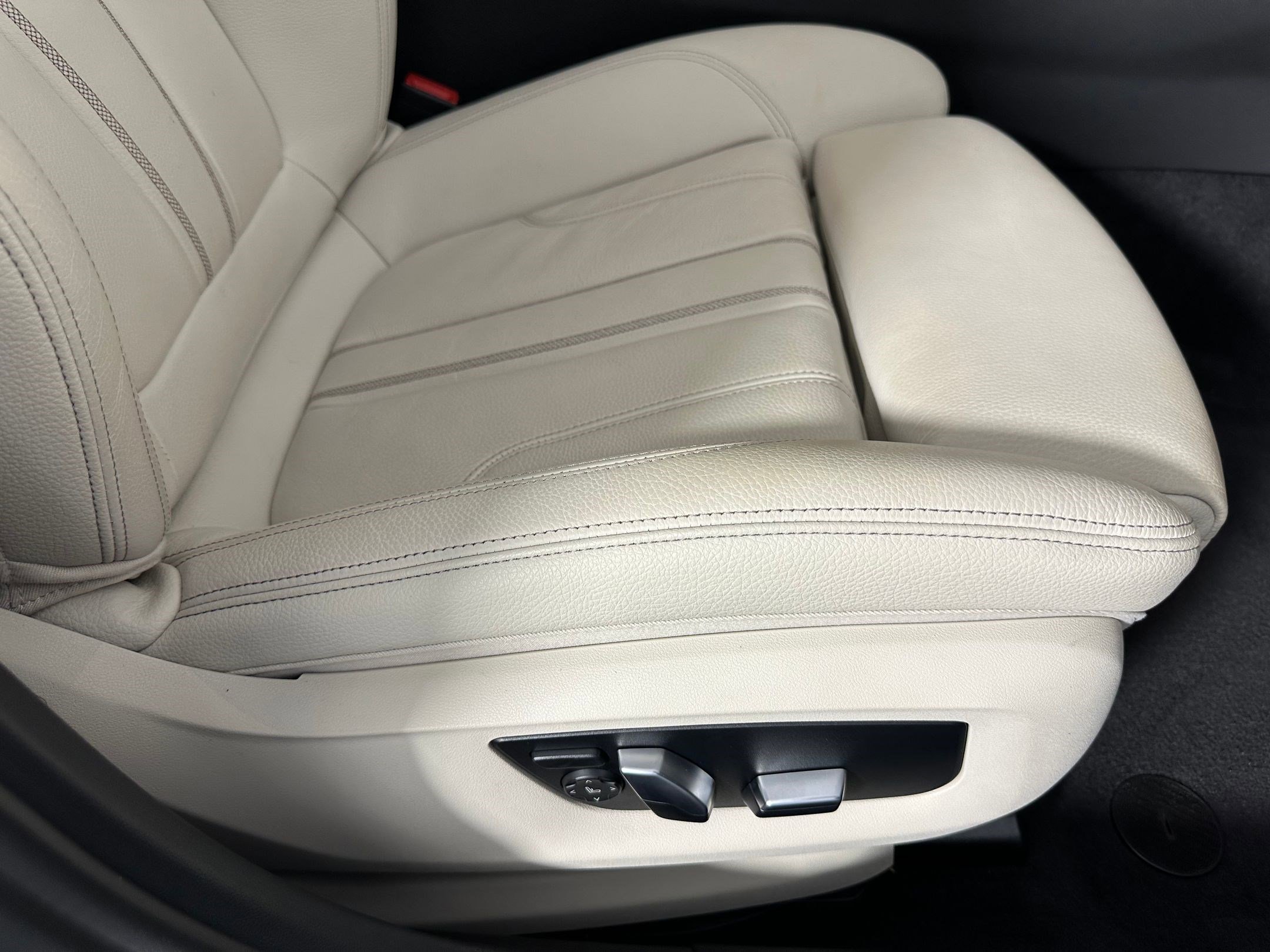 Used 2022 BMW 530i w/ Executive Package image 32