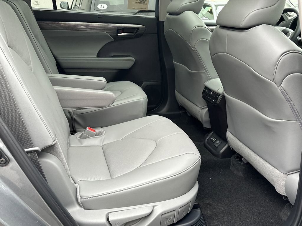 New 2026 Toyota Highlander Platinum image 16