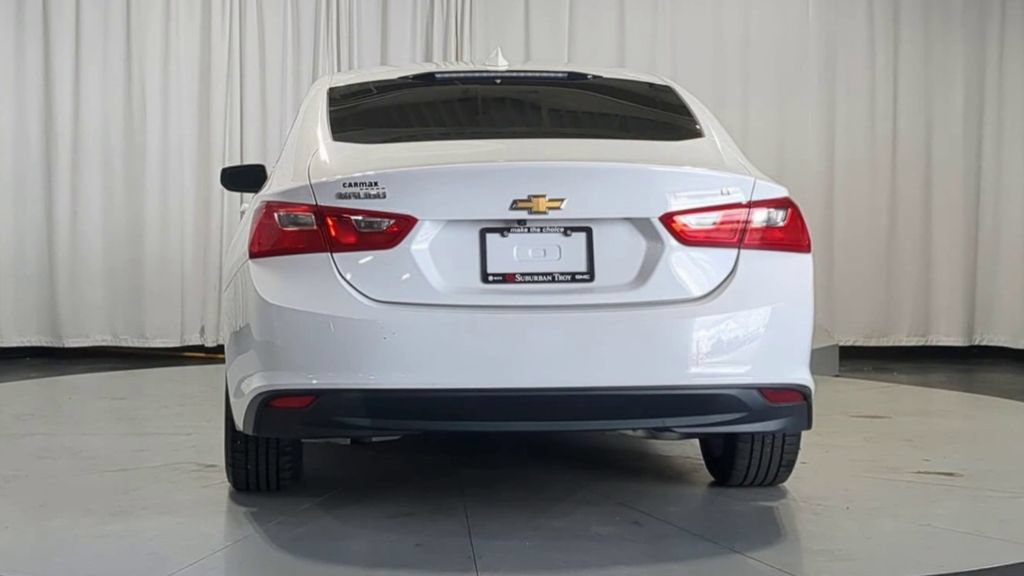 Used 2017 Chevrolet Malibu LT w/ Leather Package FWD image 9