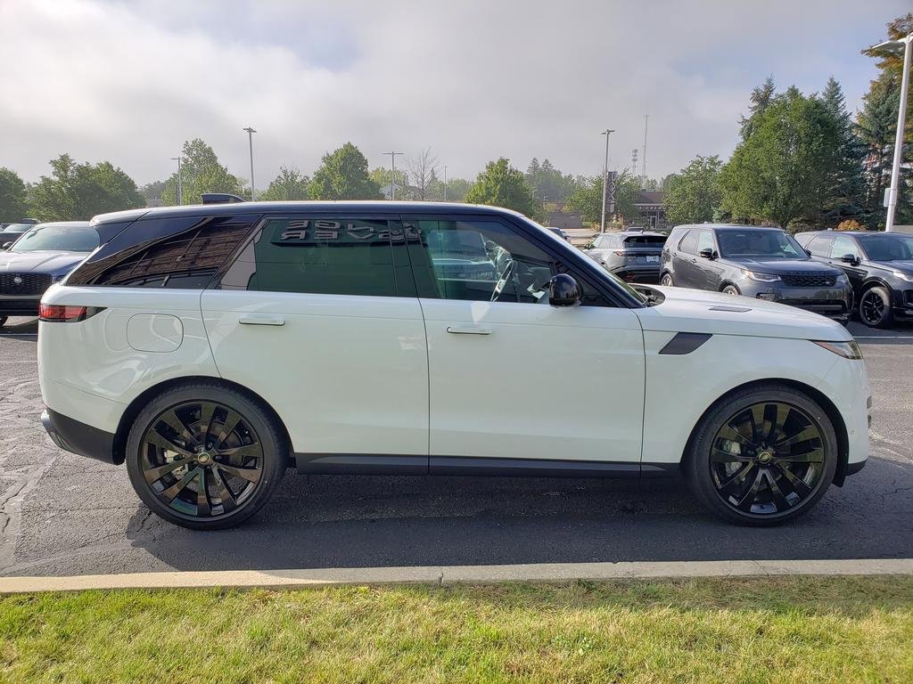 New 2025 Land Rover Range Rover Sport SE image 4