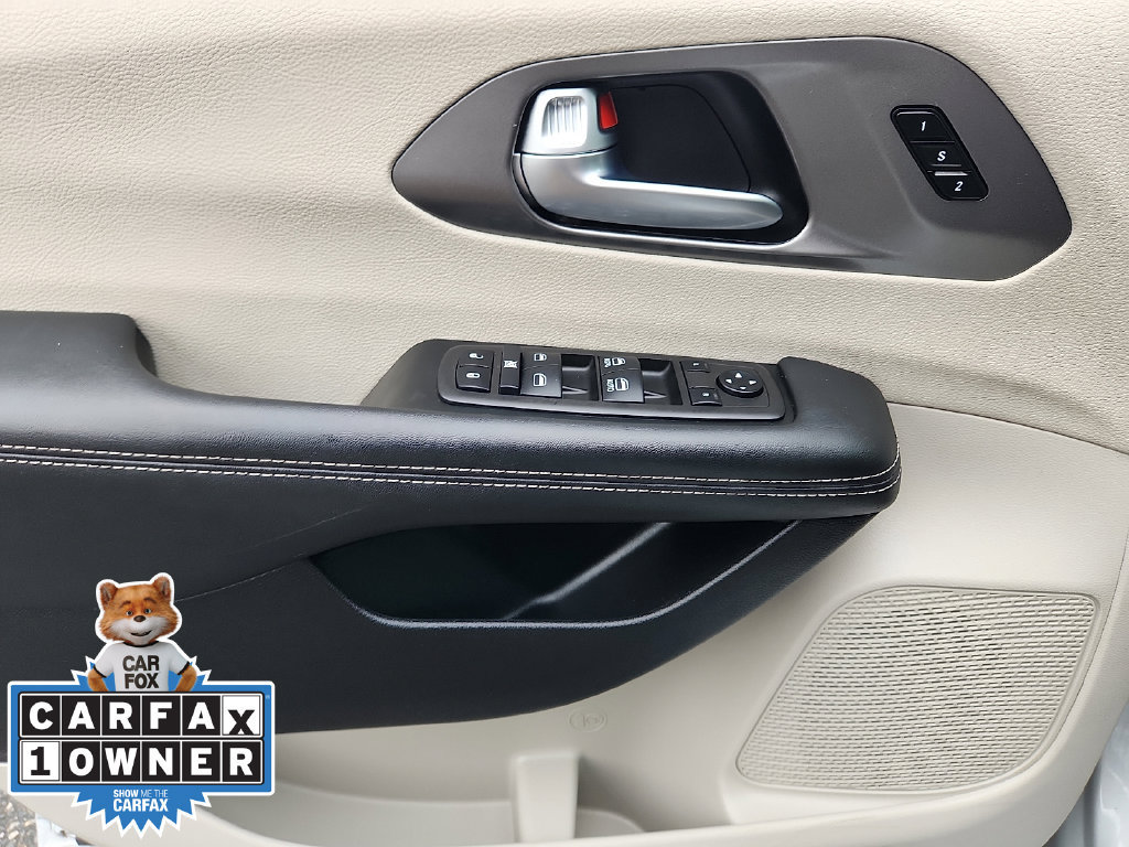 Used 2024 Chrysler Pacifica Touring-L FWD image 13