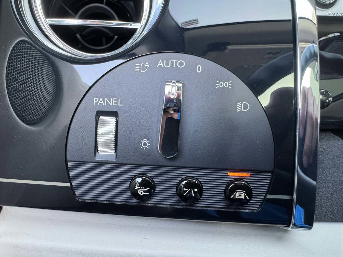 Used 2014 Rolls-Royce Wraith image 25