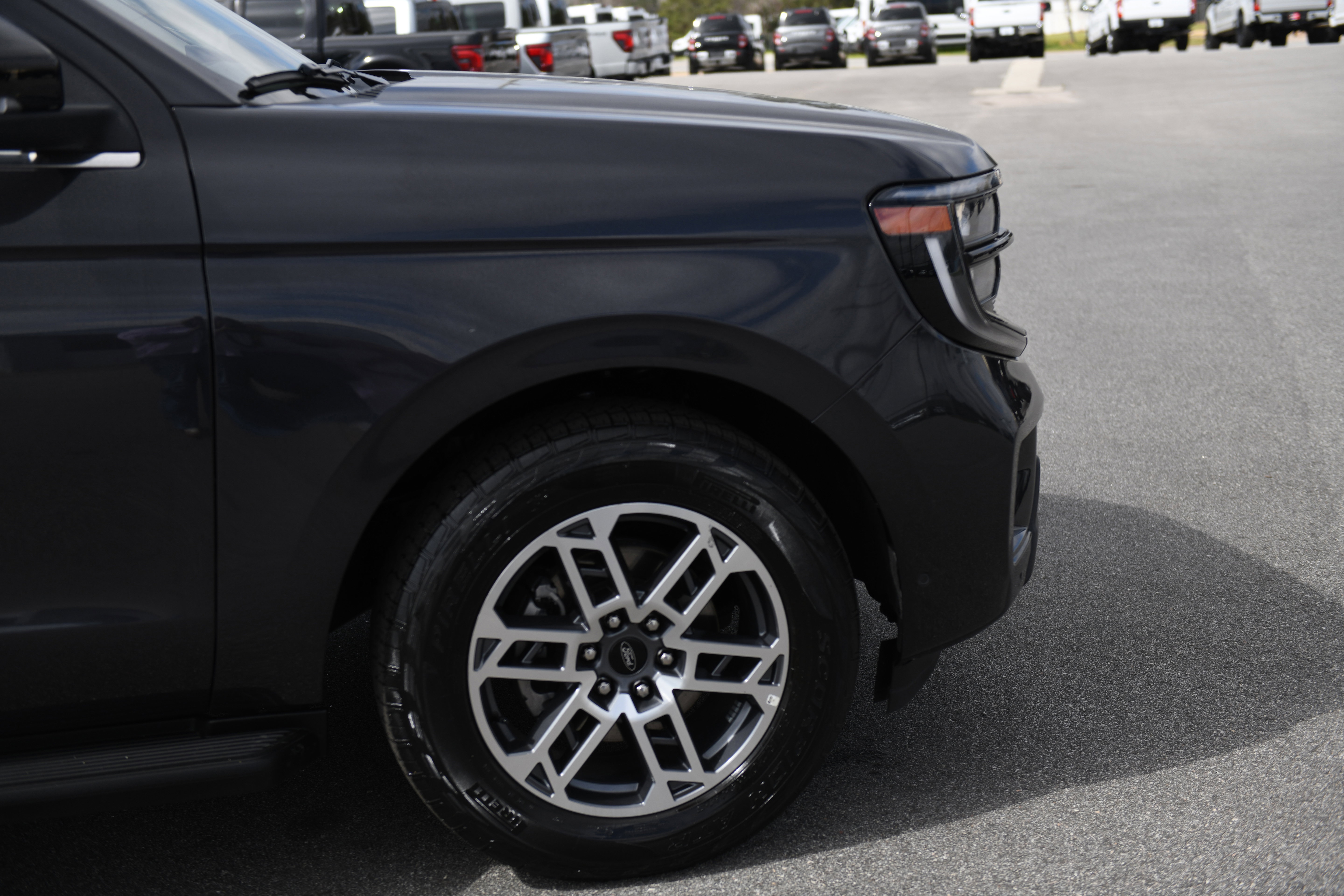 Used 2025 Ford Expedition Active image 3