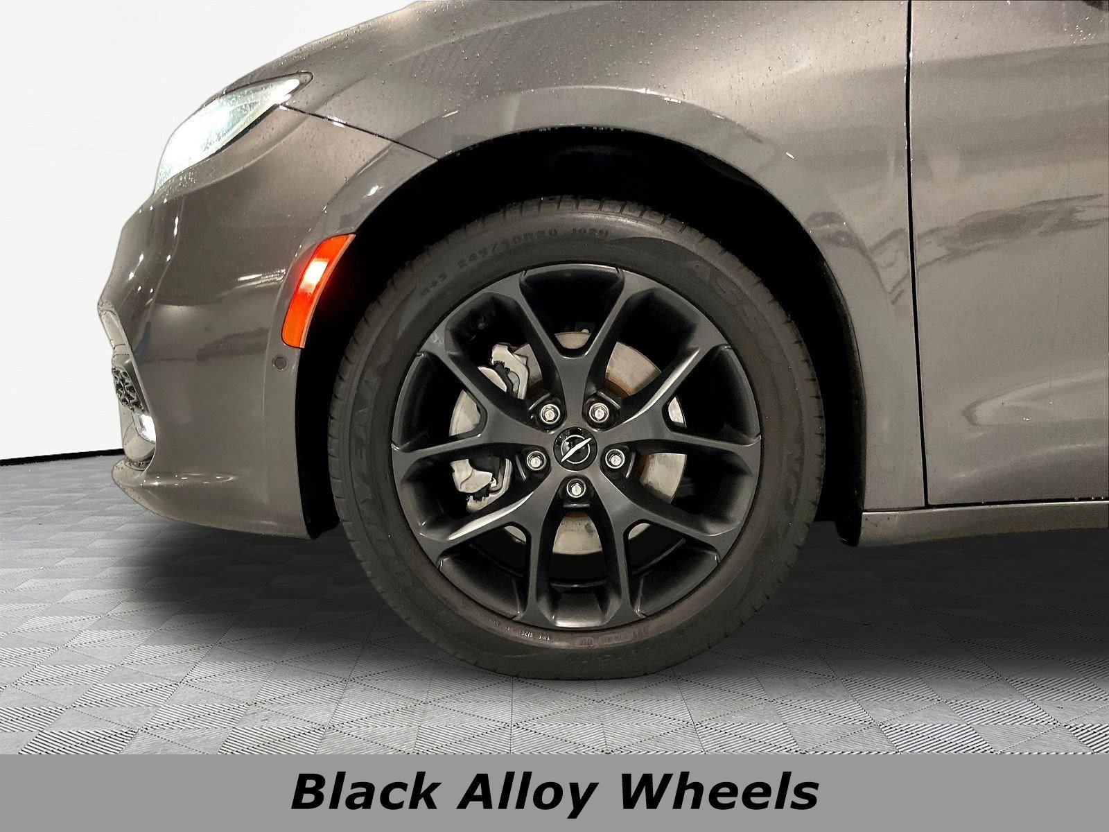 Used 2022 Chrysler Pacifica Limited w/ Uconnect Theater Family Group AWD/4WD image 33