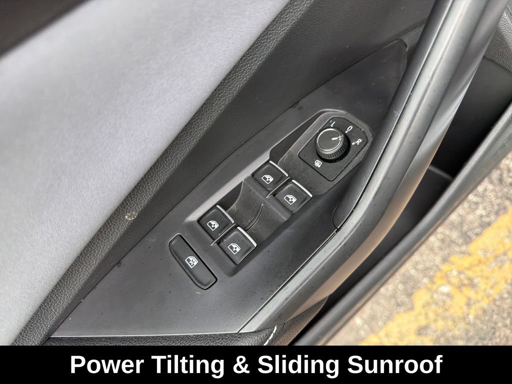 Used 2025 Volkswagen Jetta SE w/ Sunroof Package FWD image 14