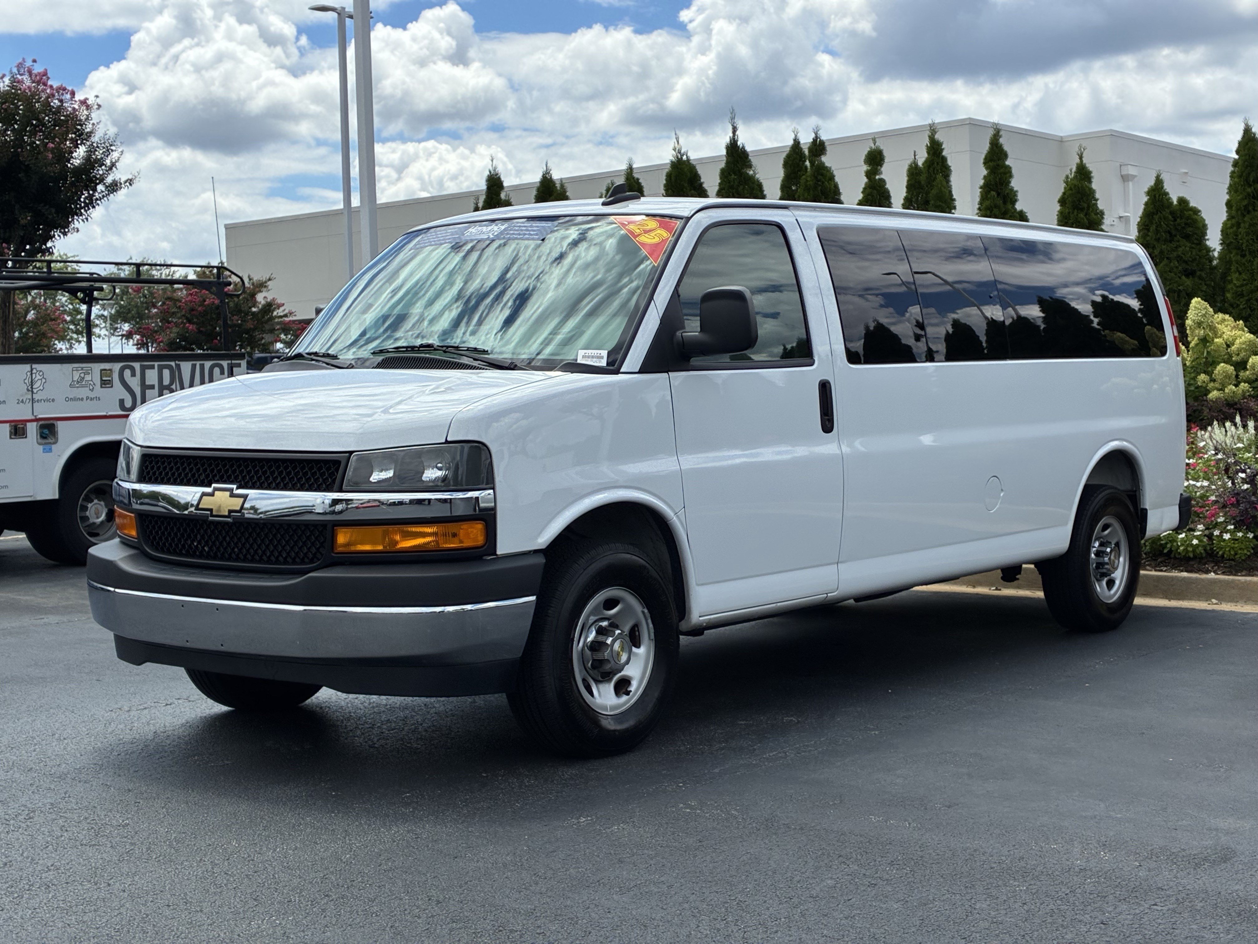 Used 2025 Chevrolet Express 3500 LT w/ LT Preferred Equipment Group RWD image 6