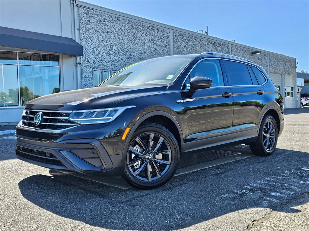Used 2024 Volkswagen Tiguan SE w/ Panoramic Sunroof Package image 1
