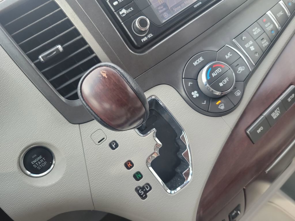 Used 2013 Toyota Sienna XLE w/ Entertainment Pkg image 26