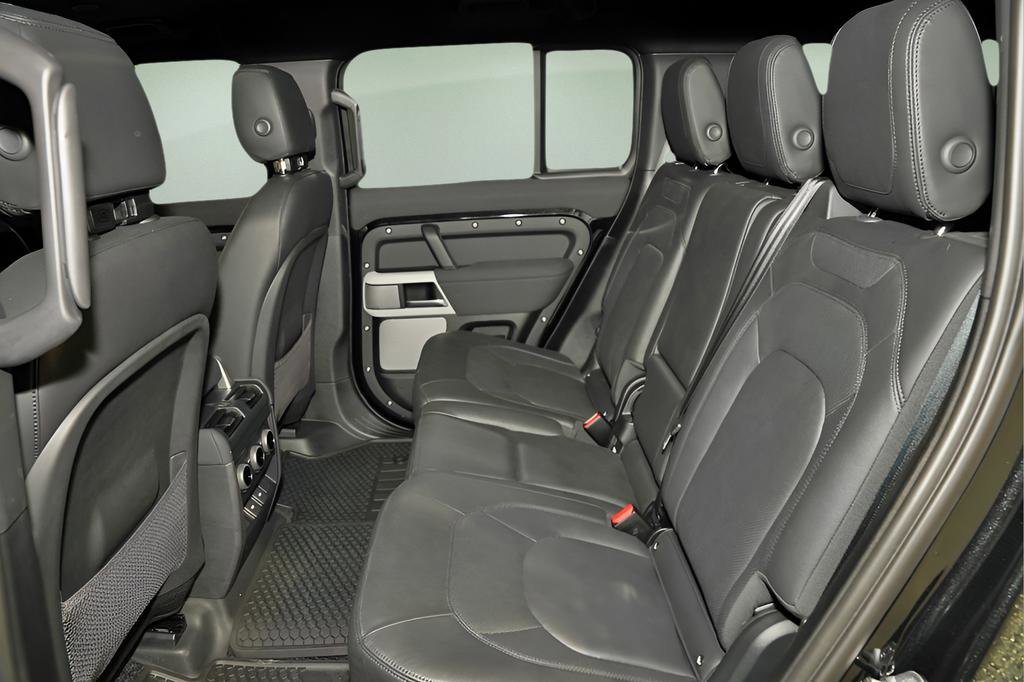 Used 2023 Land Rover Defender 130 SE image 9