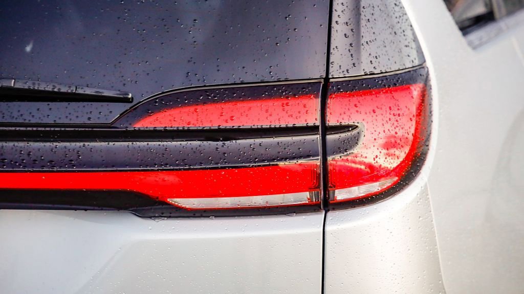 Certified 2024 Chrysler Pacifica Touring-L image 10