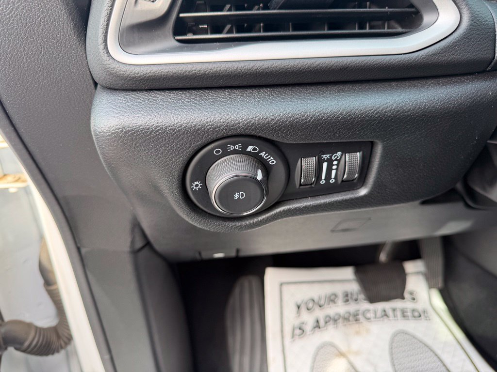 Used 2025 Chrysler Pacifica Select FWD image 26