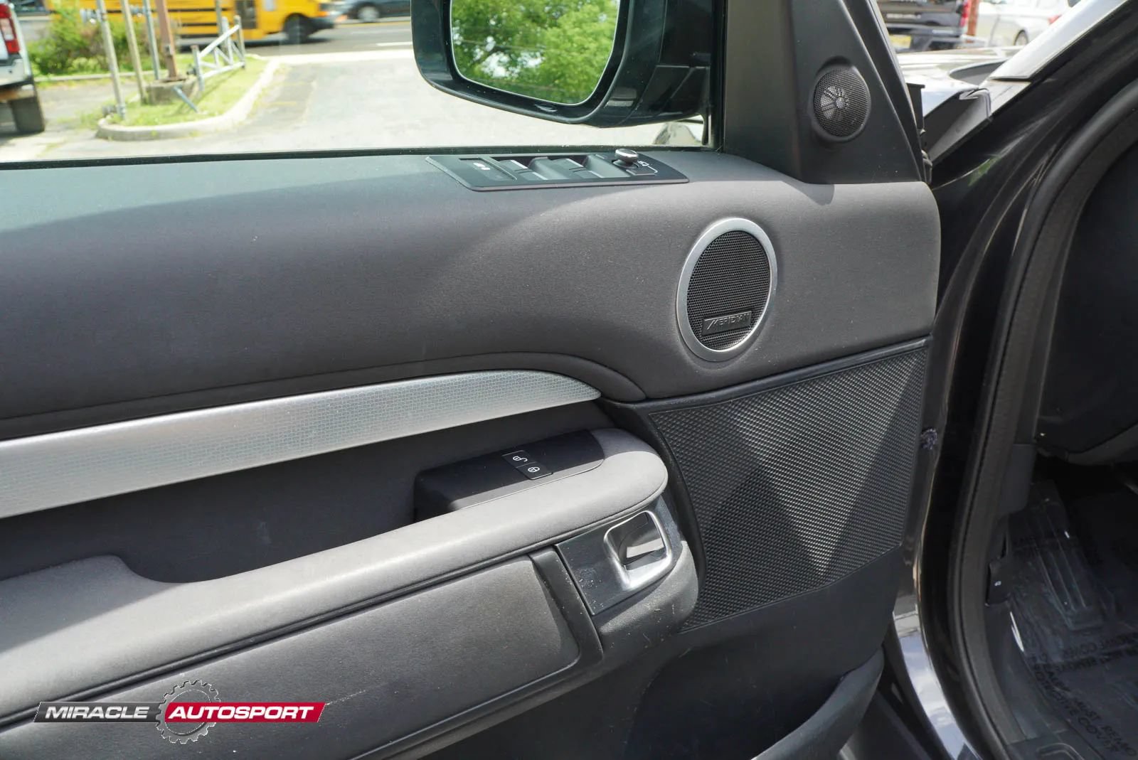 Used 2020 Land Rover Discovery Landmark AWD/4WD image 16