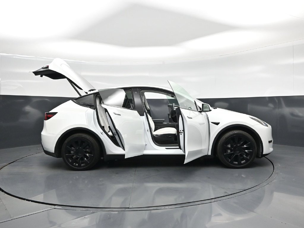 Used 2023 Tesla Model Y Long Range AWD/4WD image 3