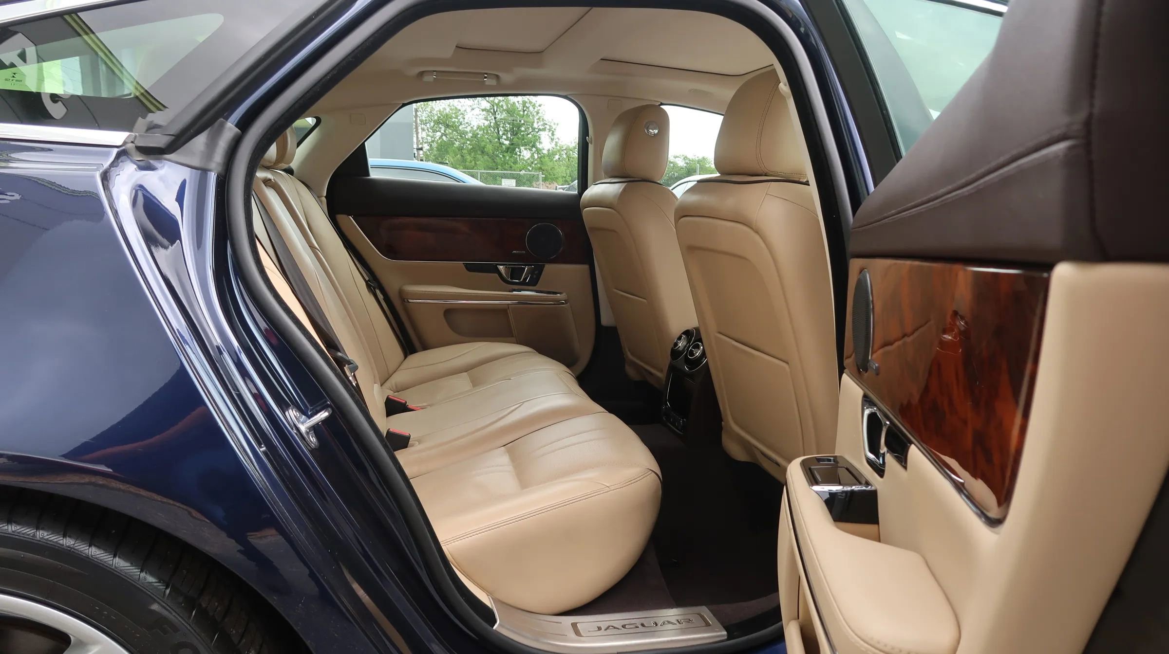 Used 2019 Jaguar XJ R-Sport RWD image 22