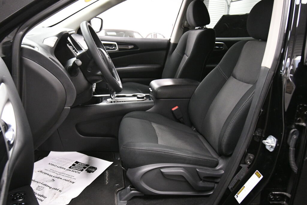 Used 2019 Nissan Pathfinder S image 10