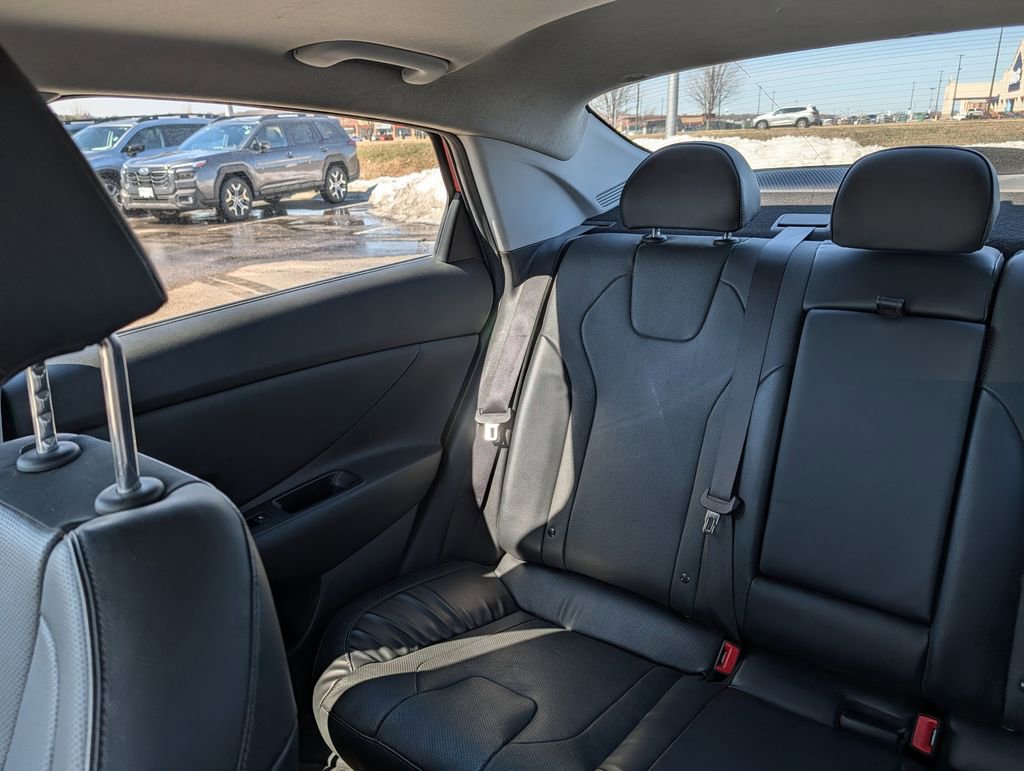 Used 2022 Hyundai Elantra Limited image 12