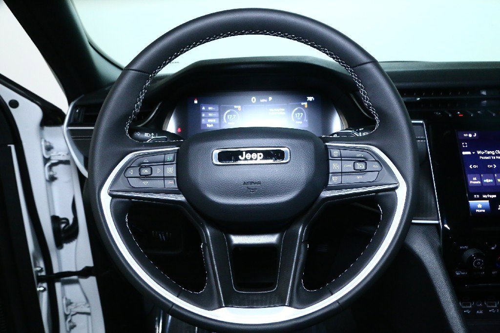 Used 2025 Jeep Grand Cherokee Altitude image 22