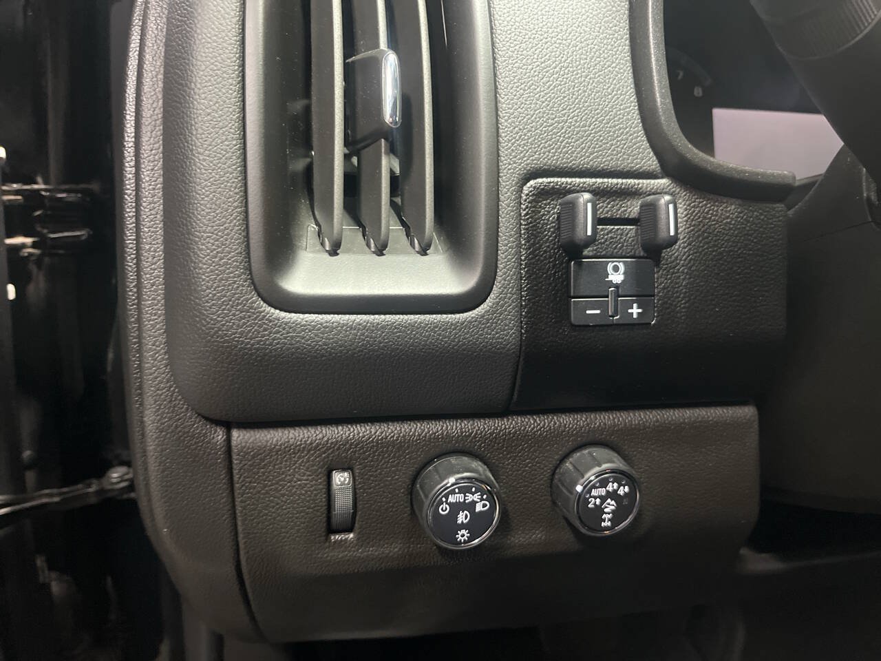 Used 2022 Chevrolet Colorado ZR2 w/ Colorado ZR2 Bison Edition AWD/4WD image 19