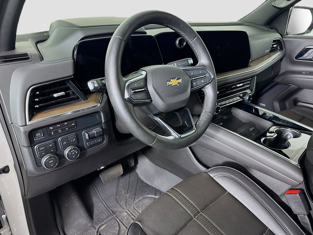 Used 2025 Chevrolet Suburban High Country AWD/4WD image 9