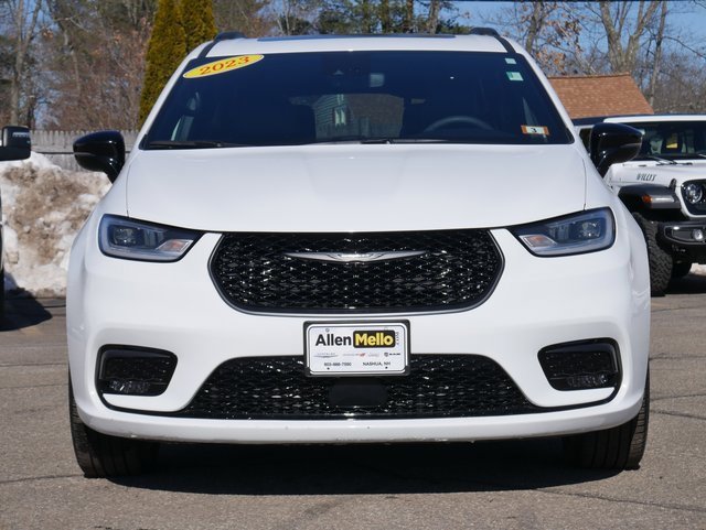 Used 2023 Chrysler Pacifica Limited w/ S Appearance Package image 2