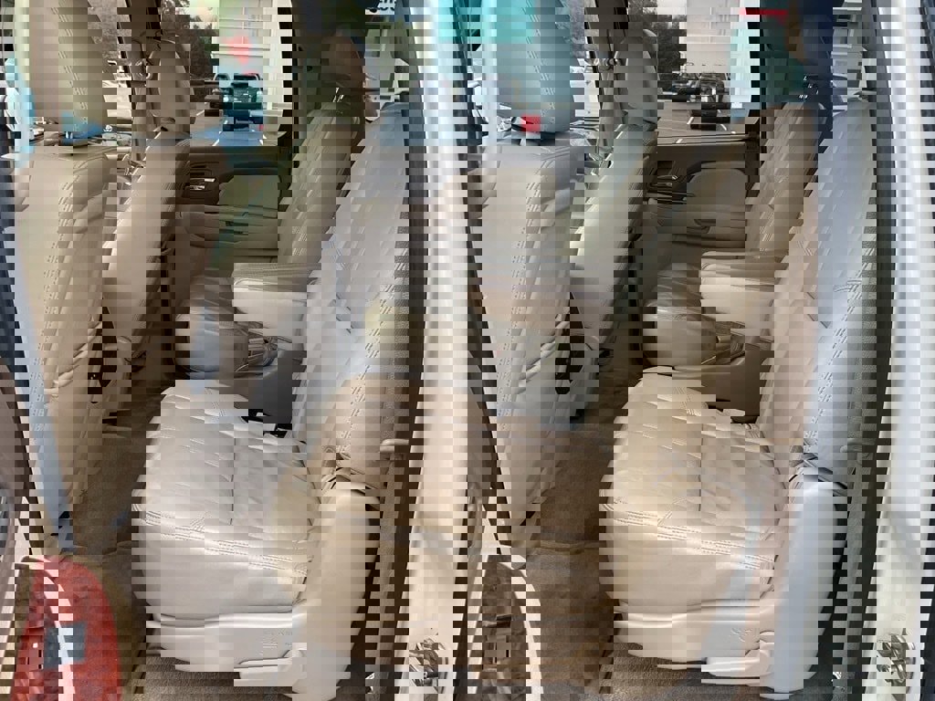 Used 2010 GMC Yukon XL SLT w/ SLT-2 Equipment Package image 12