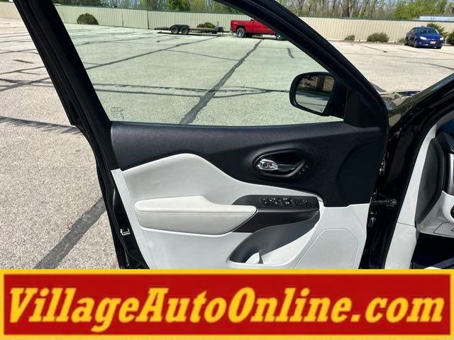 Used 2019 Jeep Cherokee Limited w/ Trailer Tow Group AWD/4WD image 12