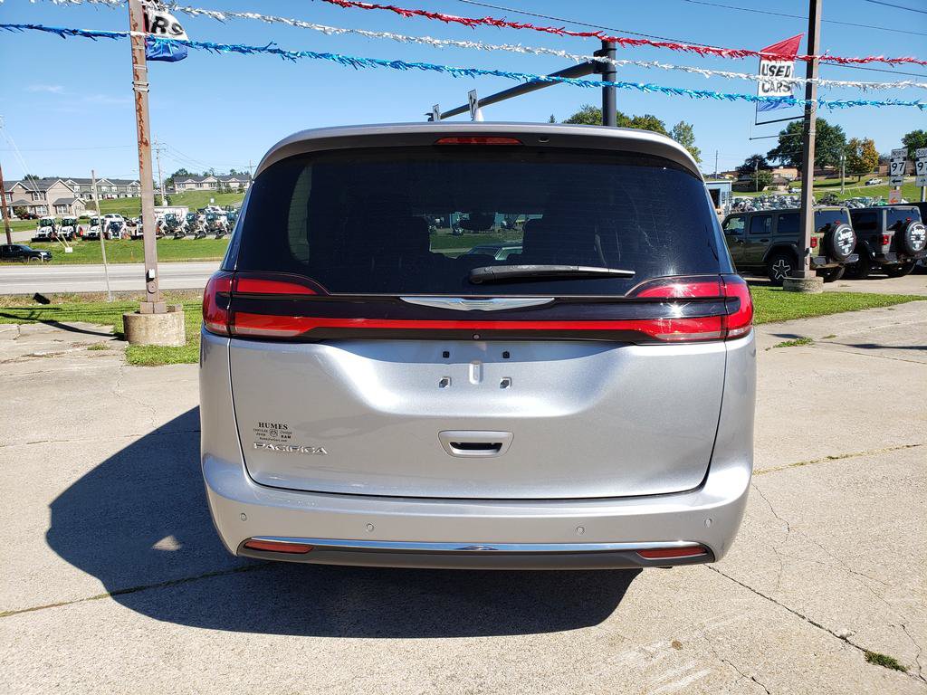 Used 2021 Chrysler Pacifica Touring-L FWD image 4