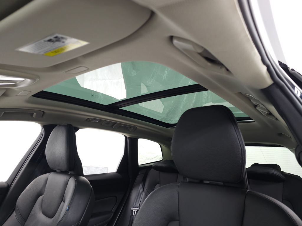 Certified 2025 Volvo XC60 B5 Plus AWD/4WD image 17