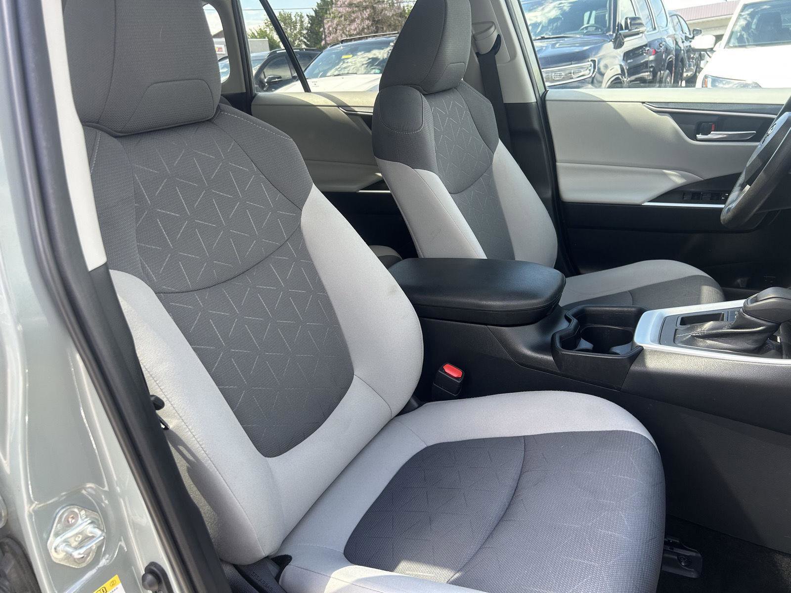 Used 2019 Toyota RAV4 XLE FWD image 10