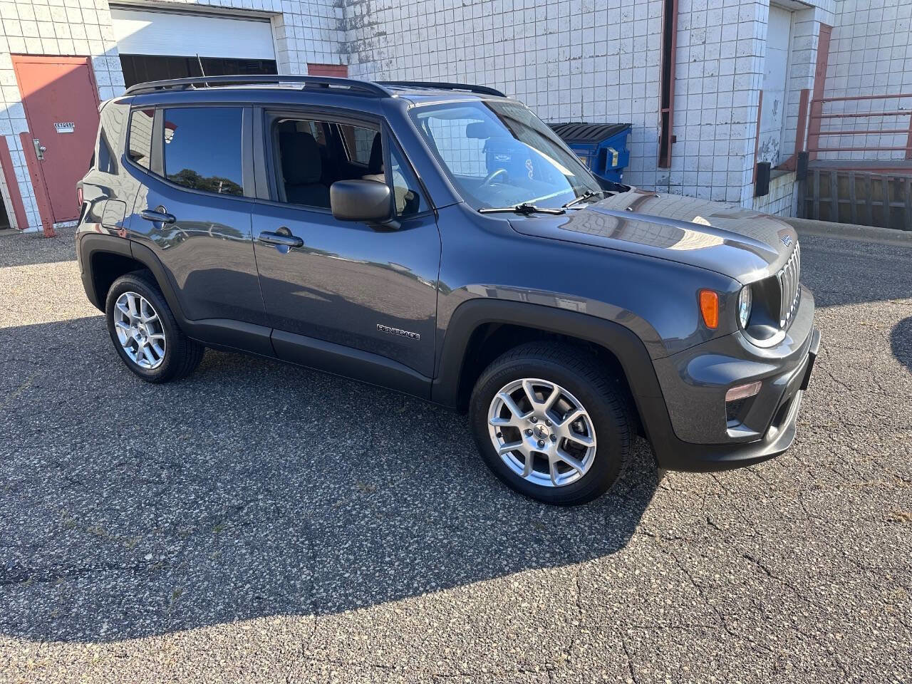 Used 2022 Jeep Renegade Latitude w/ Convenience Group AWD/4WD image 2