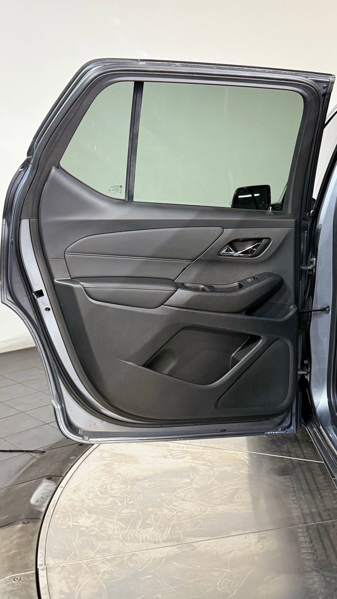 Used 2020 Chevrolet Traverse LT image 40