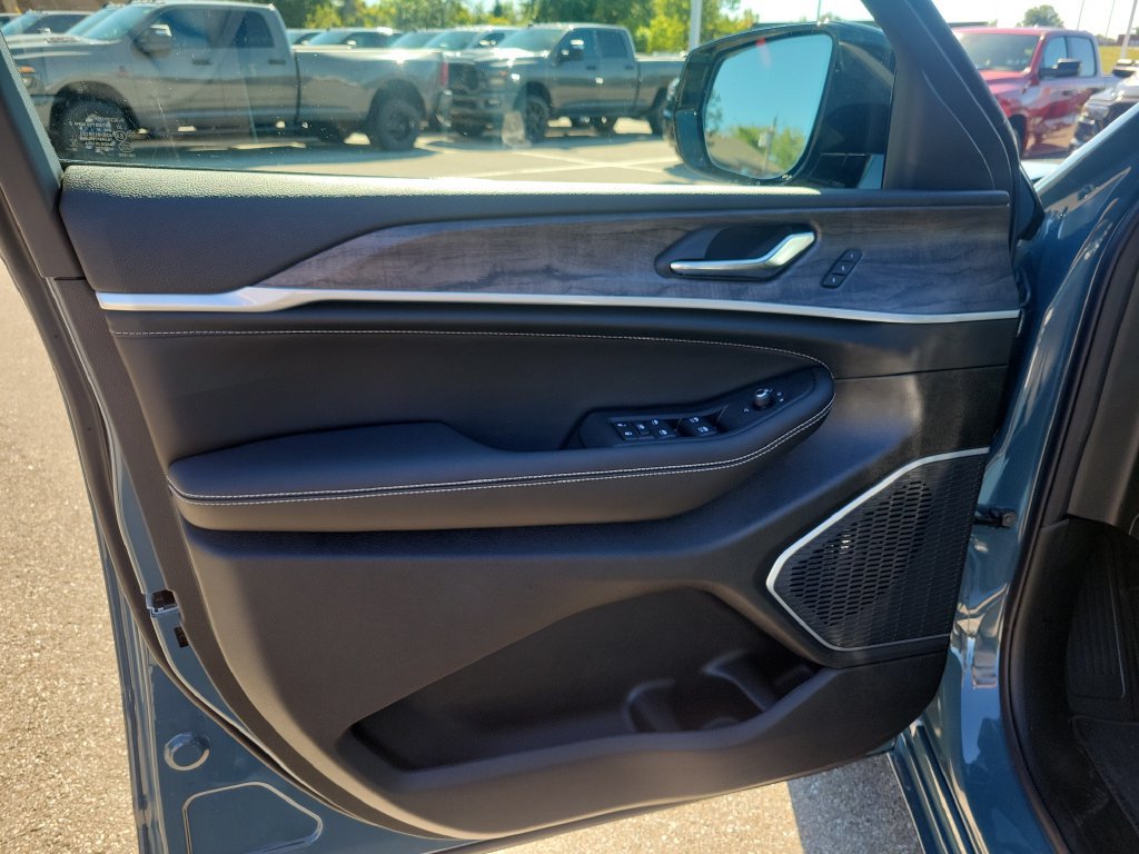 New 2027 Jeep Grand Cherokee Limited AWD/4WD image 14