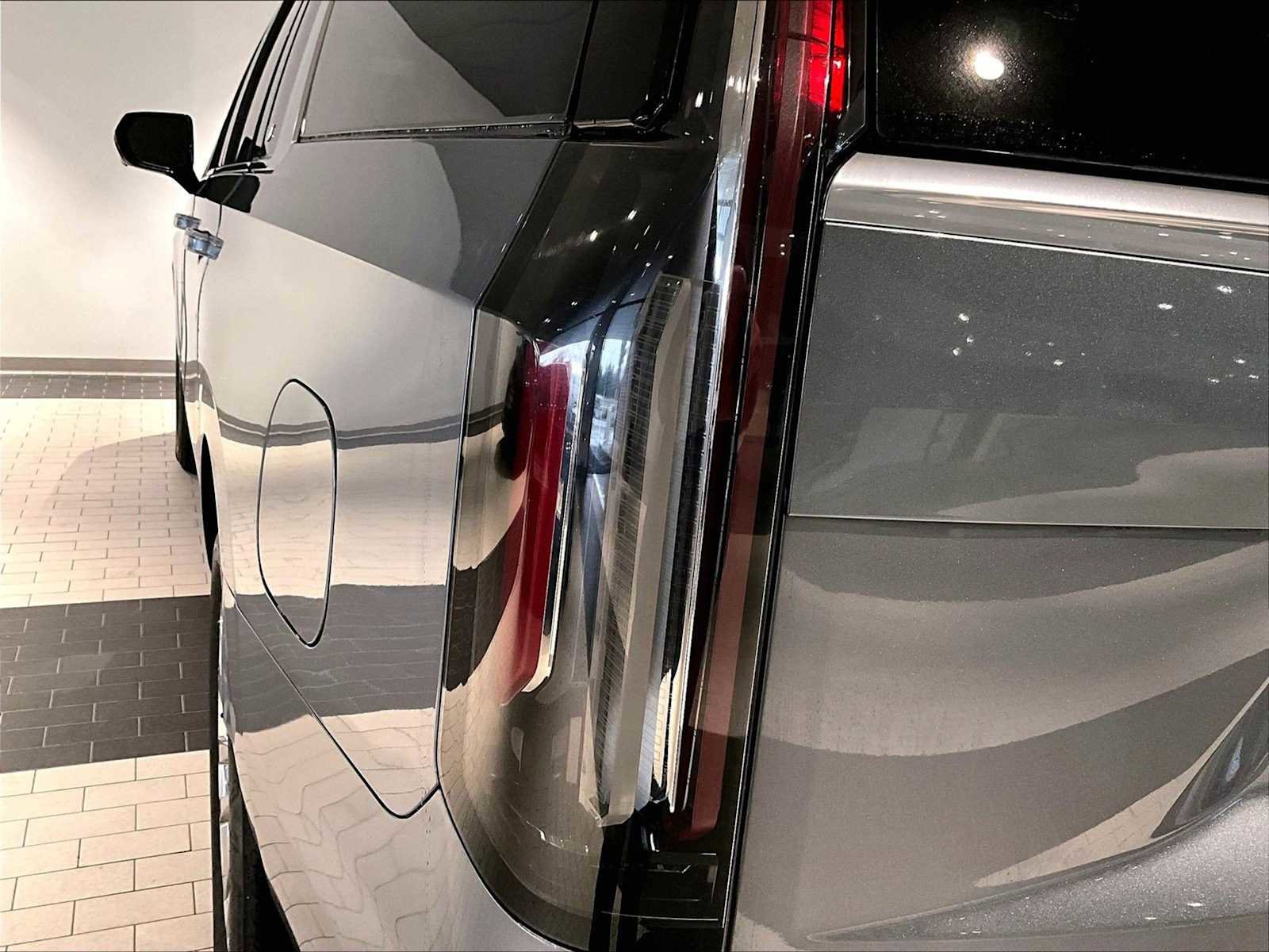 Used 2021 Cadillac Escalade ESV Premium Luxury w/ Driver Assist Tech Package image 31