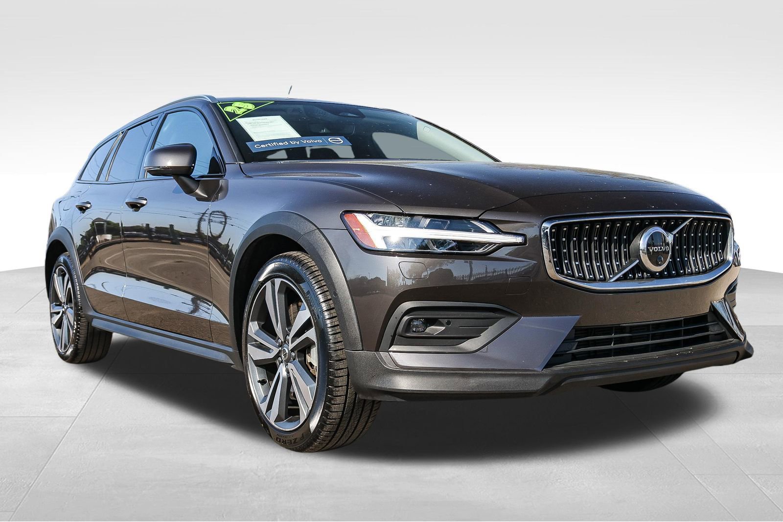 Used 2025 Volvo V60 B5 Cross Country Plus image 3