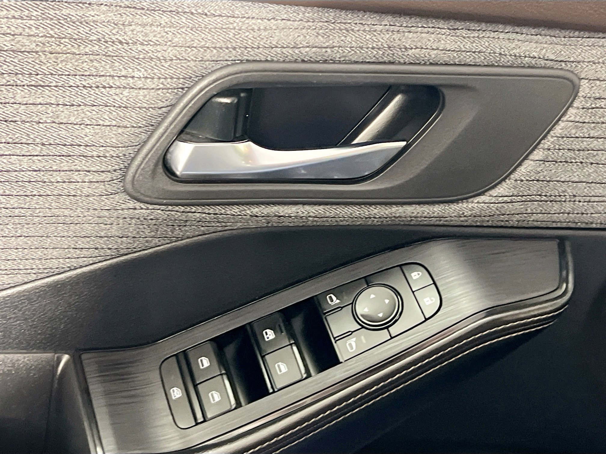 Used 2023 Nissan Rogue SV image 16