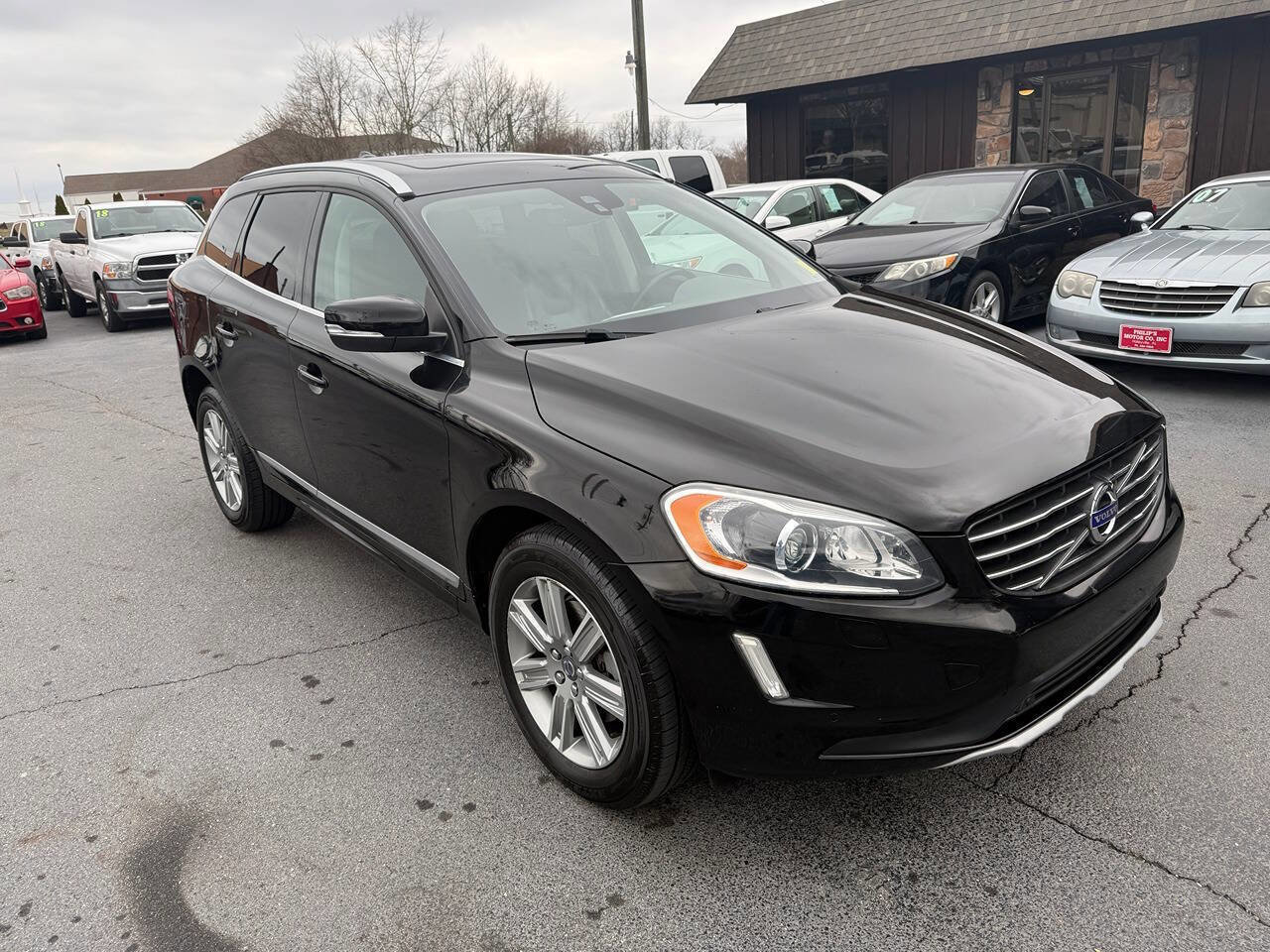 Used 2017 Volvo XC60 T5 Inscription w/ Preferred Option Package FWD image 2