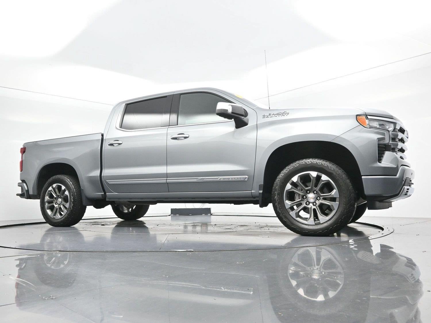 Used 2025 Chevrolet Silverado 1500 High Country w/ Technology Package AWD/4WD image 45