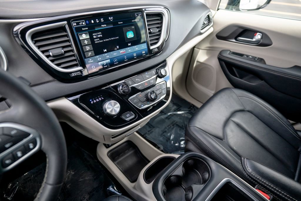 Used 2024 Chrysler Pacifica Touring-L image 23