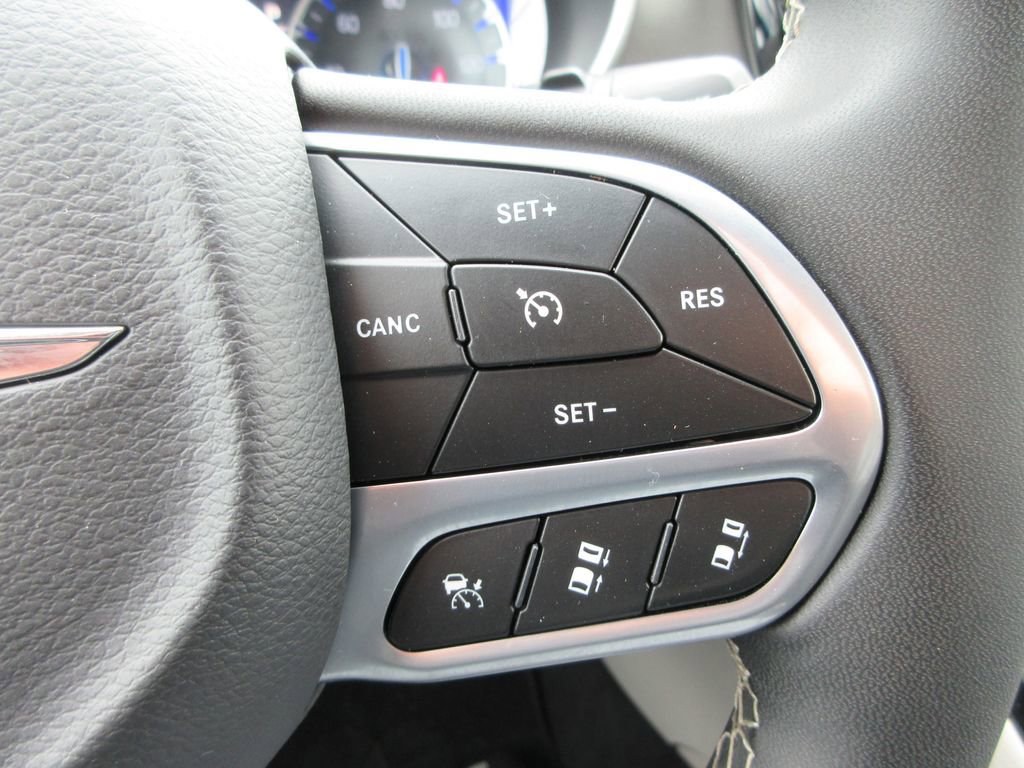 Used 2023 Chrysler Pacifica Touring-L image 26