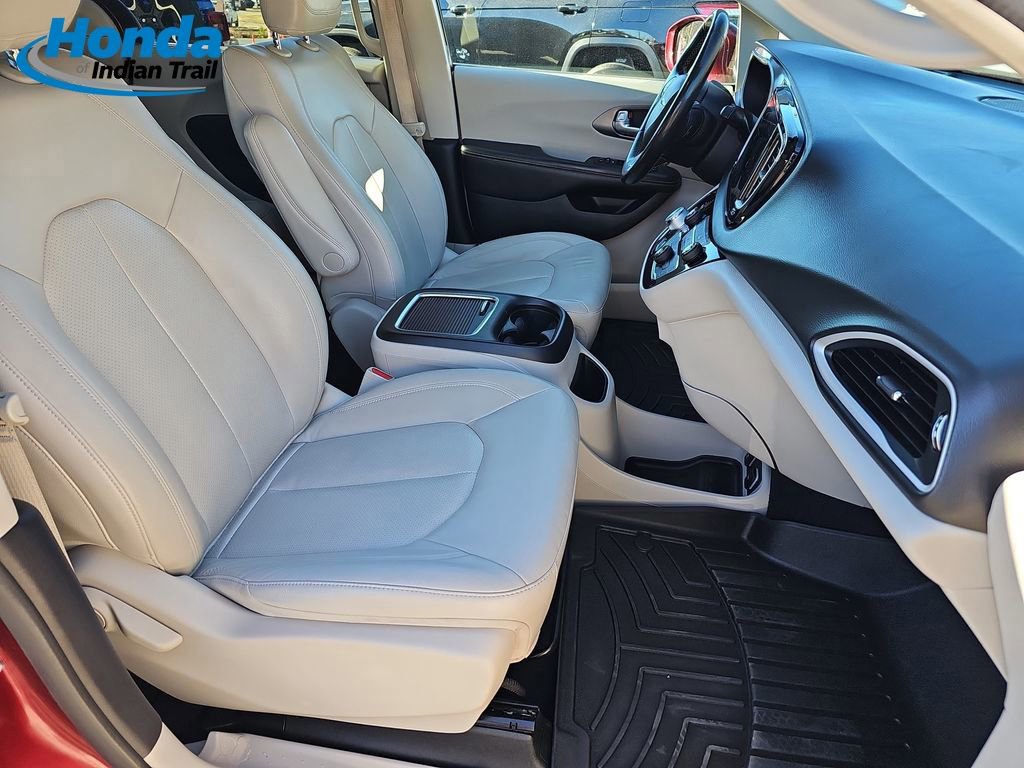 Used 2021 Chrysler Pacifica Touring-L image 11