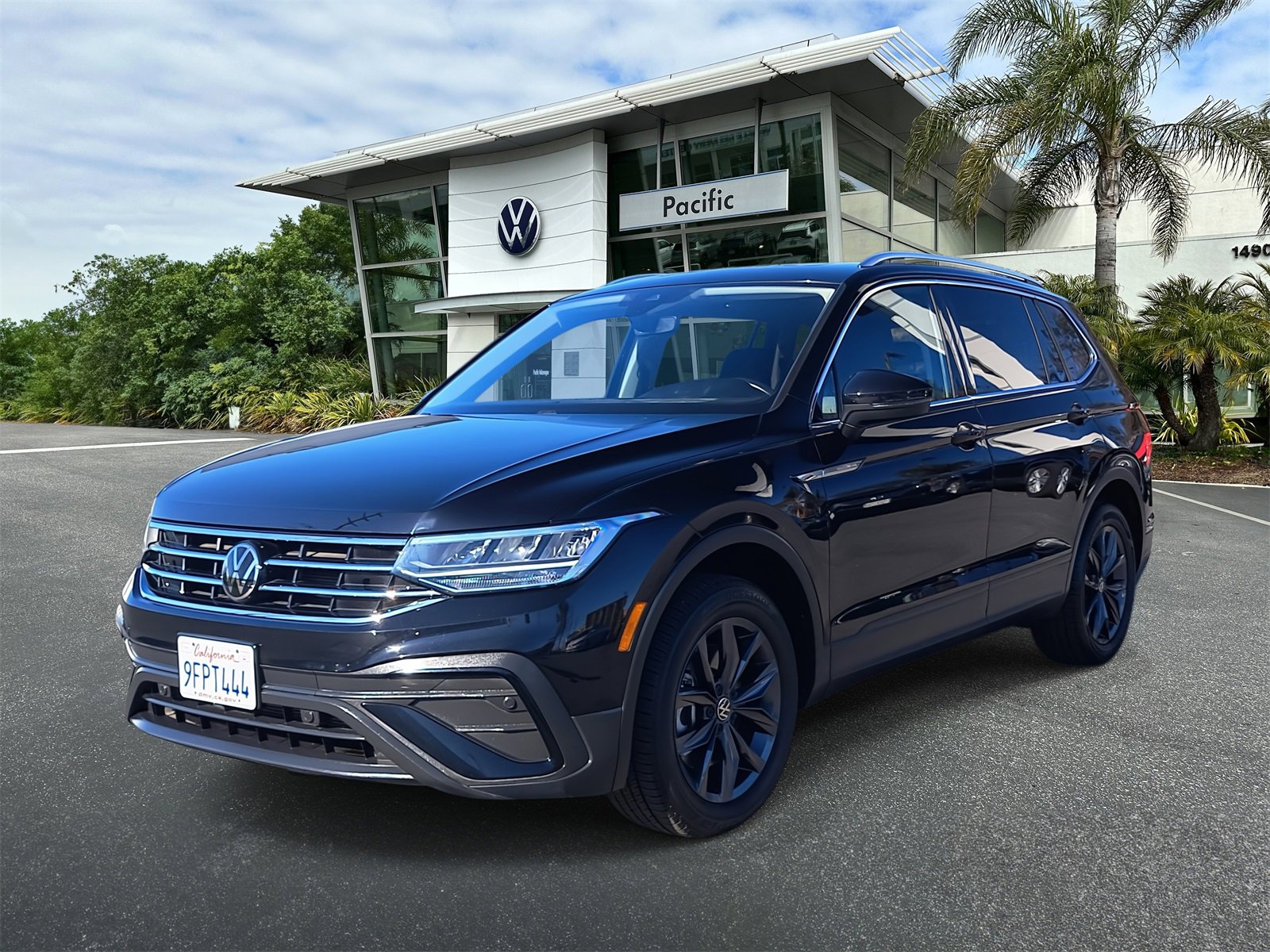 Used 2023 Volkswagen Tiguan SE w/ Panoramic Sunroof Package