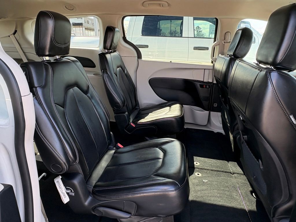 Certified 2023 Chrysler Pacifica Touring-L FWD image 16