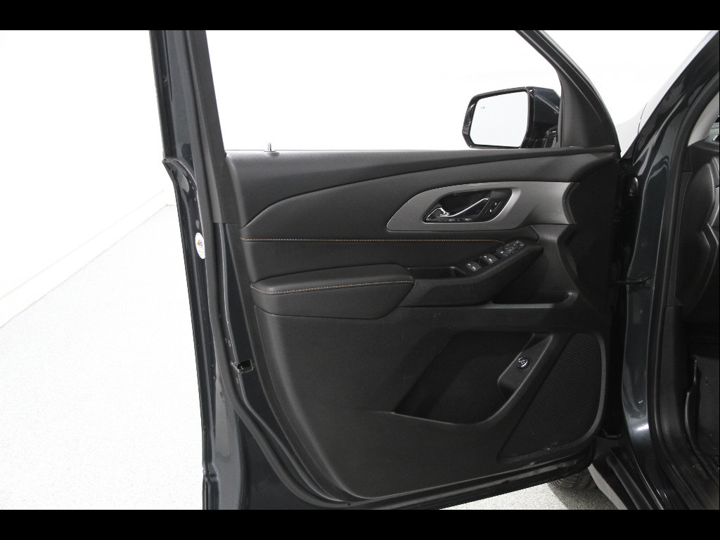 Used 2020 Chevrolet Traverse LT w/ Driver Confidence II Package image 4